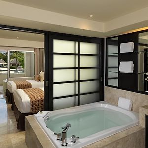 Family Concierge 1 Bedroom Suite Swim up